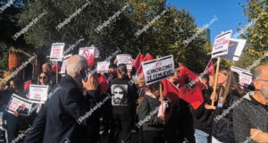 Protestë para Parlamentit kundër projektligjit të barazisë gjinore – organizatorët: Duam të mbrojmë familjen dhe vlerat tradicionale